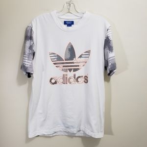 Adidas gray short sleeves with graphic logo front‎ t-shirt men's size small